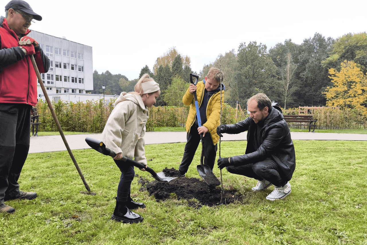 Nowe drzewka w Parku Repeckim