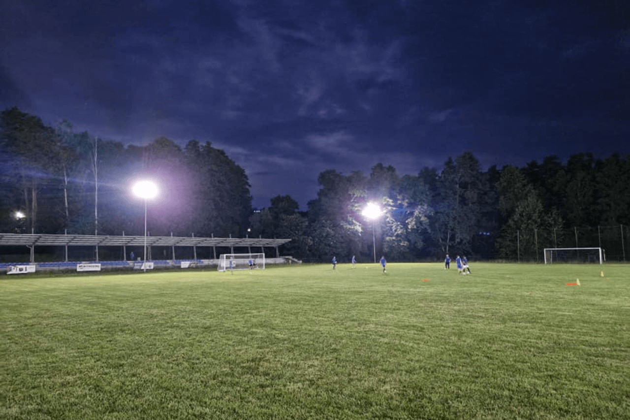 Nowe oświetlenie boiska Nitron Krupski Młyn