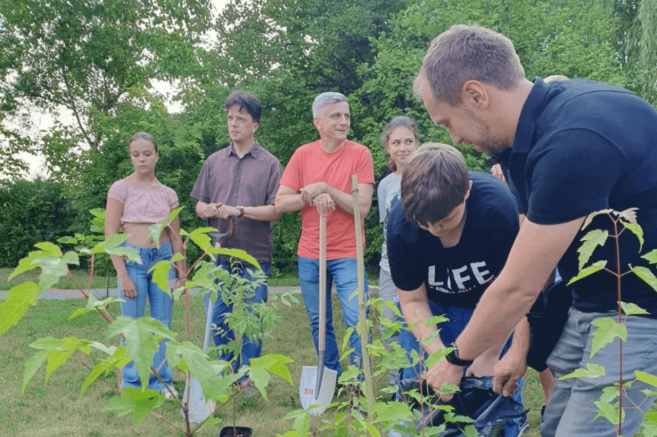 Tarnogórzanie sadzą drzewa 5