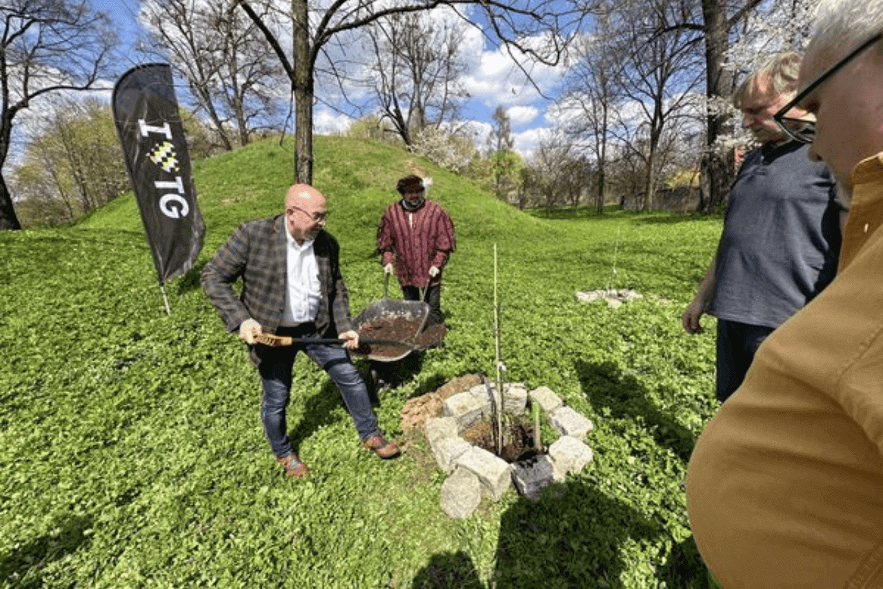 Sadzenie Pięknych z Rept w Parku Kunszt