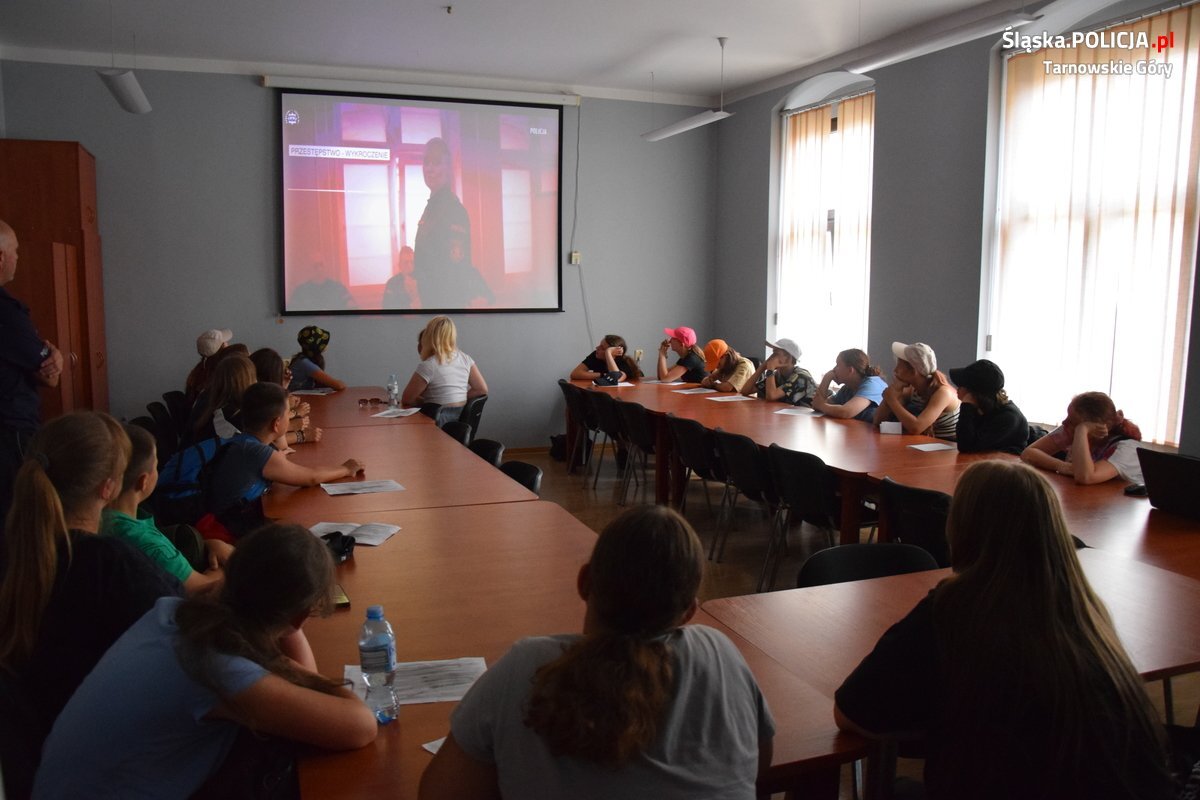 Harcerze z wizytą w tarnogórskiej komendzie